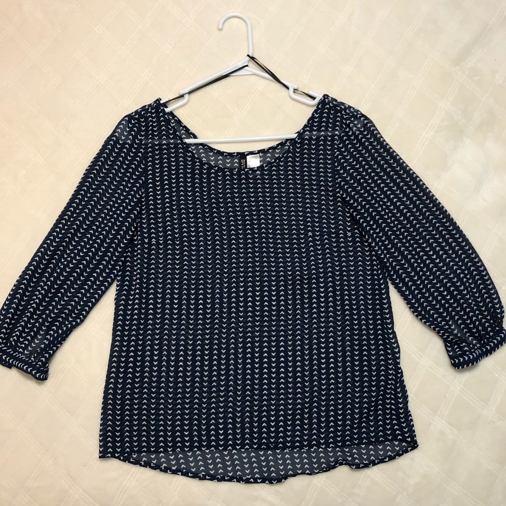 Divided Chiffon Blouse with Mini-Chevron pattern